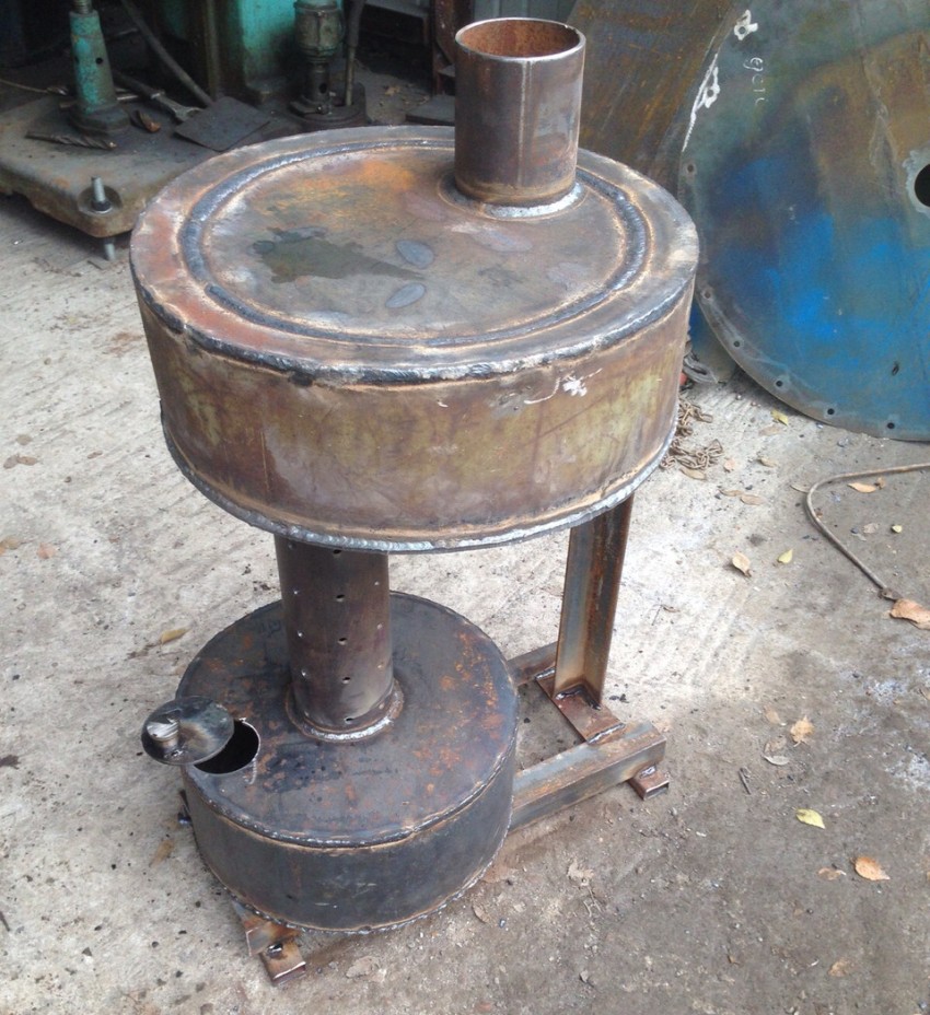 The combustion intensity is regulated by a throttle valve in the device body The combustion intensity is regulated by a throttle valve in the device body