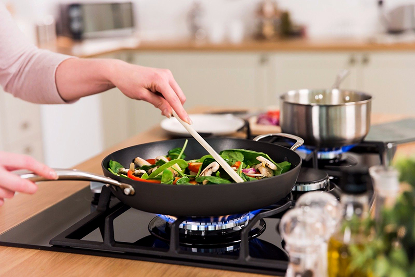 The three-burner gas hob is suitable for a small family The three-burner gas hob is suitable for a small family