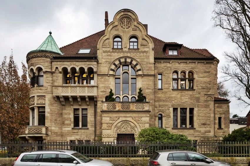 The facades of houses in the Romanesque style resemble more the walls of a fortress than a residential building The facades of houses in the Romanesque style resemble more the walls of a fortress than a residential building