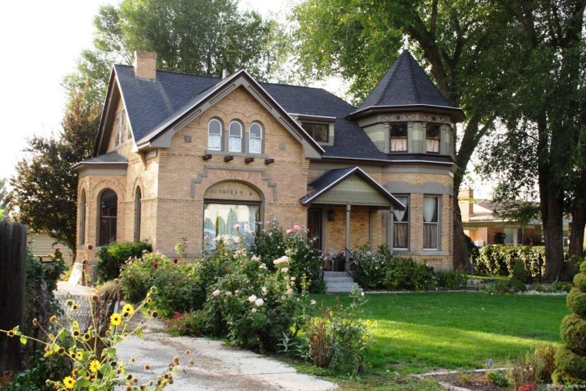 The characteristic features of the Romanesque style are heavy and massive brick walls, a large number of brick decor, doors, windows The characteristic features of the Romanesque style are heavy and massive brick walls, a large number of brick decor, doors, windows