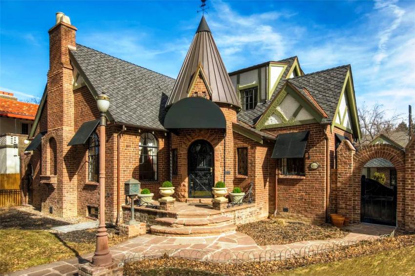 Towering turrets, high vaults and narrow windows are characteristic features of the Gothic house Towering turrets, high vaults and narrow windows are characteristic features of the Gothic house