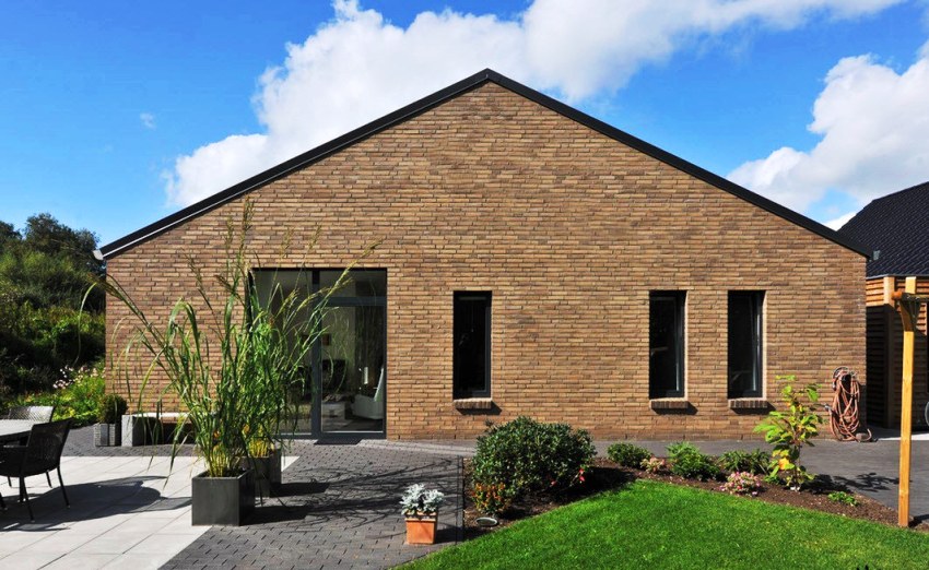 Yellow brick has a fairly high strength and does not fade over time Yellow brick has a fairly high strength and does not fade over time