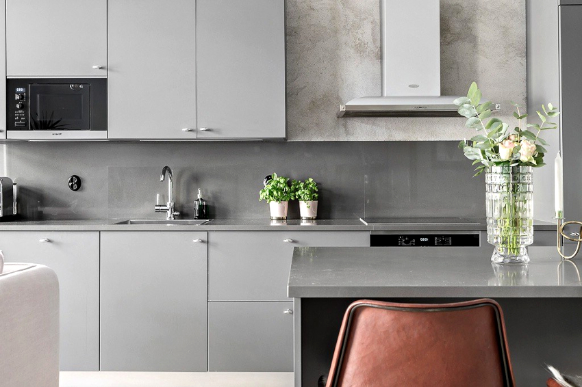 Despite the restraint of gray interiors, high-tech kitchens look sophisticated and attractive. Despite the restraint of gray interiors, high-tech kitchens look sophisticated and attractive.