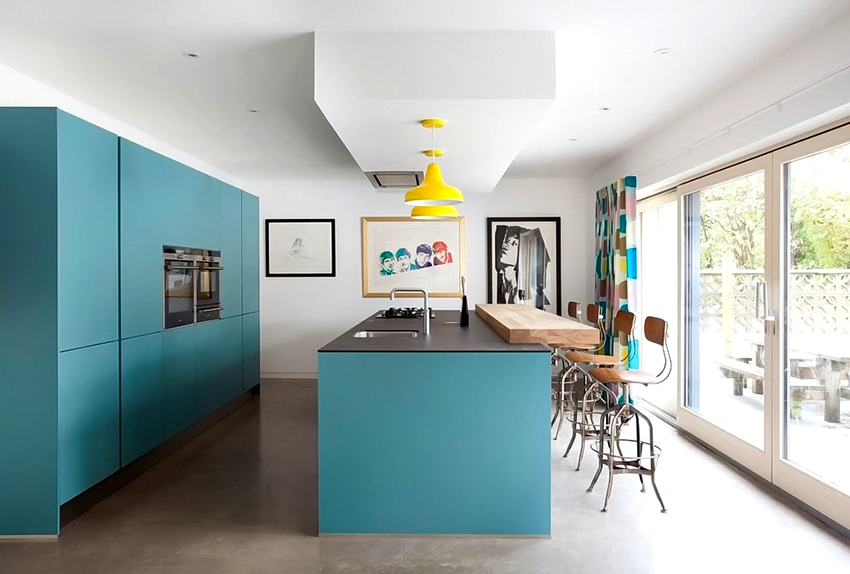 Plastic headsets are available in a variety of colors Plastic headsets are available in a variety of colors