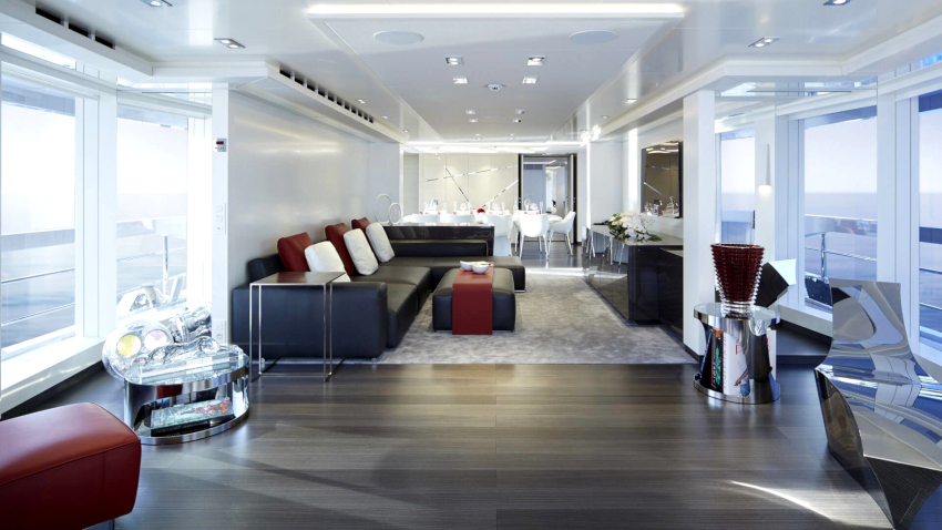 To decorate the ceiling, a glossy canvas with many lamps is used To decorate the ceiling, a glossy canvas with many lamps is used