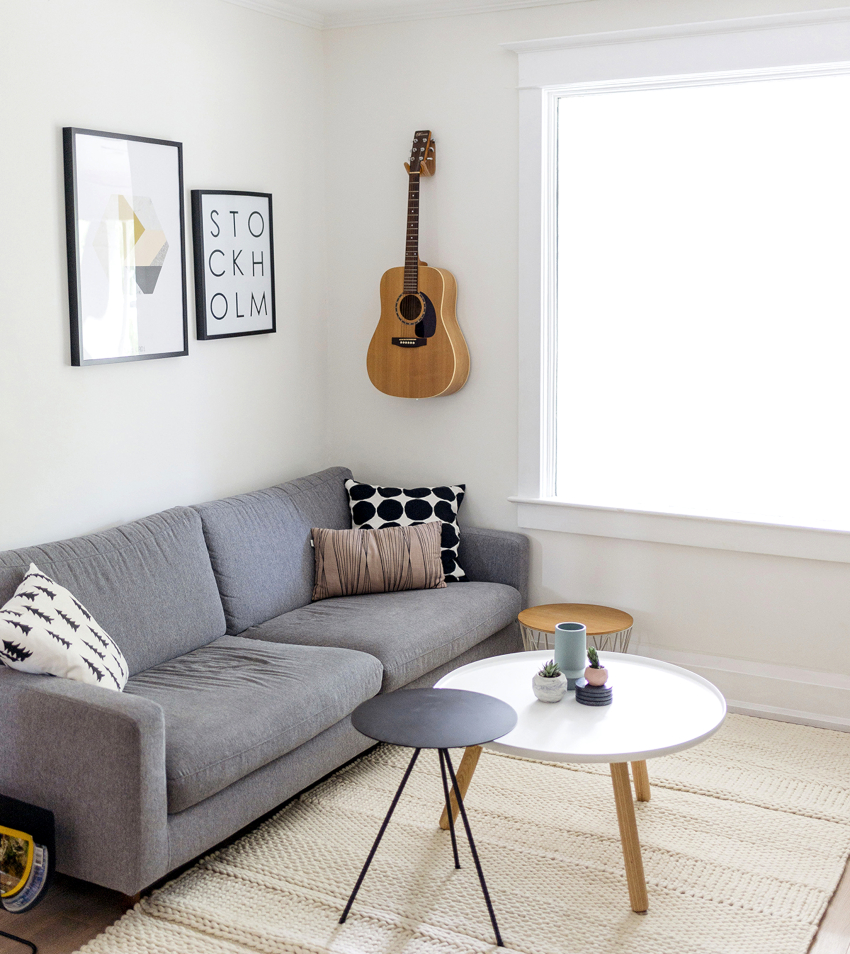 There are practically no decorative elements in a minimalist living room. There are practically no decorative elements in a minimalist living room.