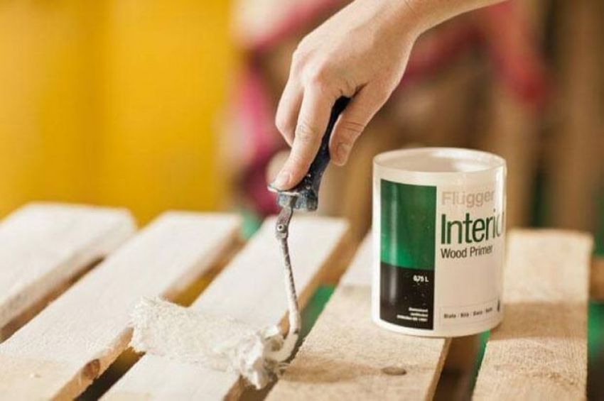 After sanding the pallet, it is better to paint it in the planned color After sanding the pallet, it is better to paint it in the planned color
