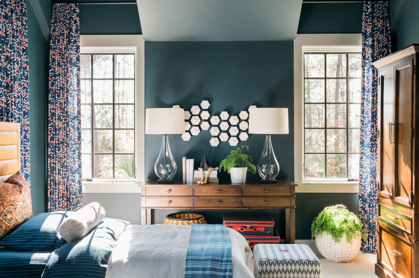 Curtains in a country interior suggest the presence of a pattern, and often quite large Curtains in a country interior suggest the presence of a pattern, and often quite large