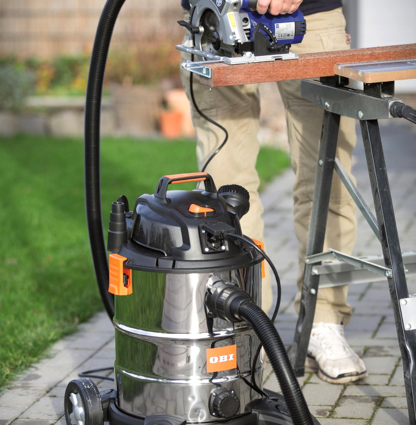 Cyclonic industrial vacuum cleaners use a special reservoir instead of bags Cyclonic industrial vacuum cleaners use a special reservoir instead of bags