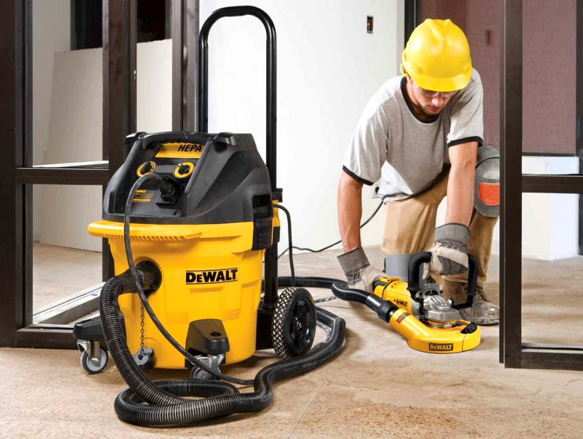A construction vacuum cleaner and an ordinary household appliance are similar in structure. A construction vacuum cleaner and an ordinary household appliance are similar in structure.