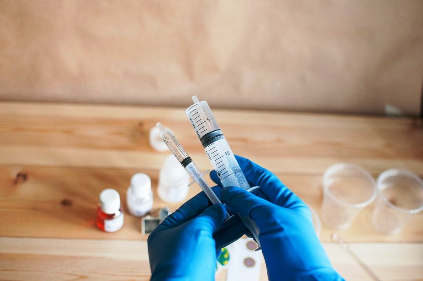 Using syringes, resin and hardener quantities can be easily controlled Using syringes, resin and hardener quantities can be easily controlled