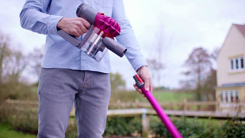 Dyson Cyclone V10 Motorhead delivers up to 120W of suction power and is adjustable Dyson Cyclone V10 Motorhead delivers up to 120W of suction power and is adjustable