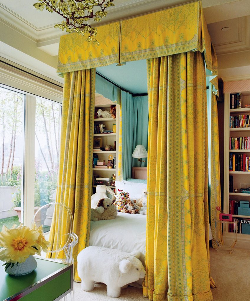 The method of attaching the canopy with the help of a cornice is convenient and reliable