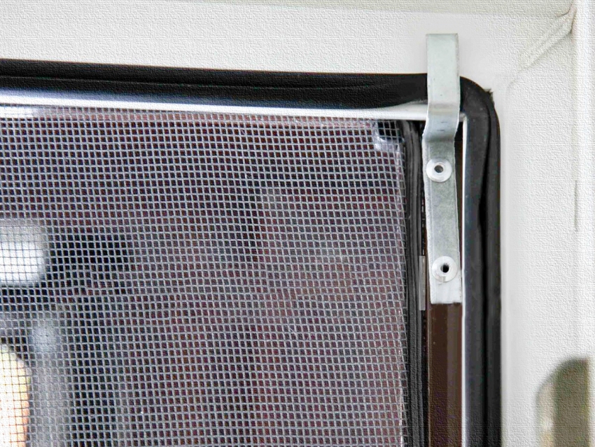 To facilitate the assembly process, z-shaped fasteners can be glued to the window profile with double-sided tape To facilitate the assembly process, z-shaped fasteners can be glued to the window profile with double-sided tape