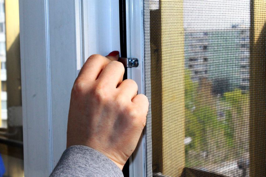 When lowering the plunger-handles protrude from the mesh and enter the grooves previously made in the frame When lowering the plunger-handles protrude from the mesh and enter the grooves previously made in the frame