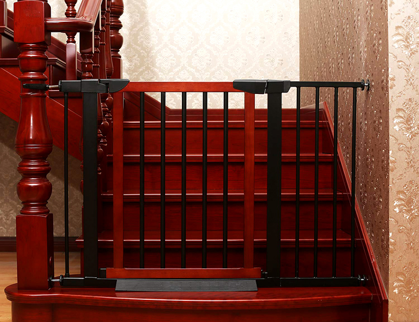 The gate from the Lindam brand has both positive and negative reviews. The gate from the Lindam brand has both positive and negative reviews.