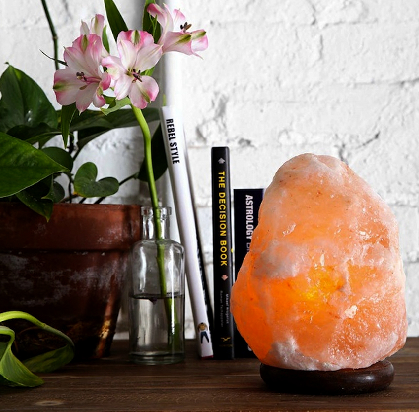 Salt lamp can remove unpleasant odors and kill harmful bacteria Salt lamp can remove unpleasant odors and kill harmful bacteria